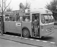 855026 Afbeelding van een bushalte voor stadsbus lijn 6 op een onbekende locatie te Utrecht, waar zojuist een bus gestopt is.